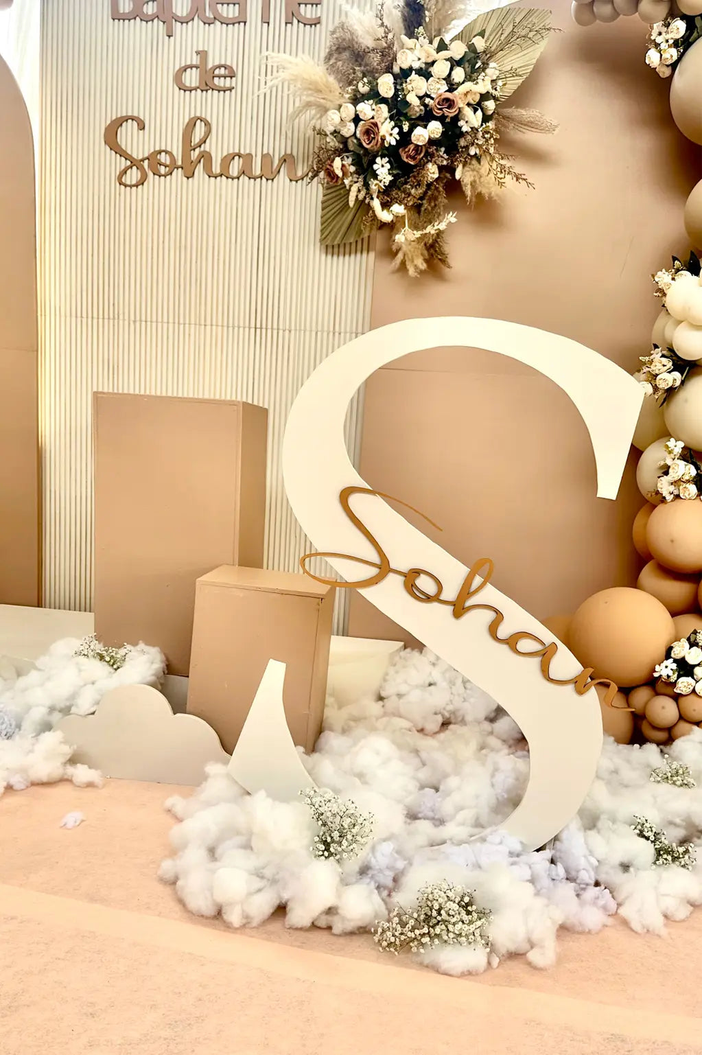 Décor de baptême personnalisé avec lettre S aux tons beige et sauge