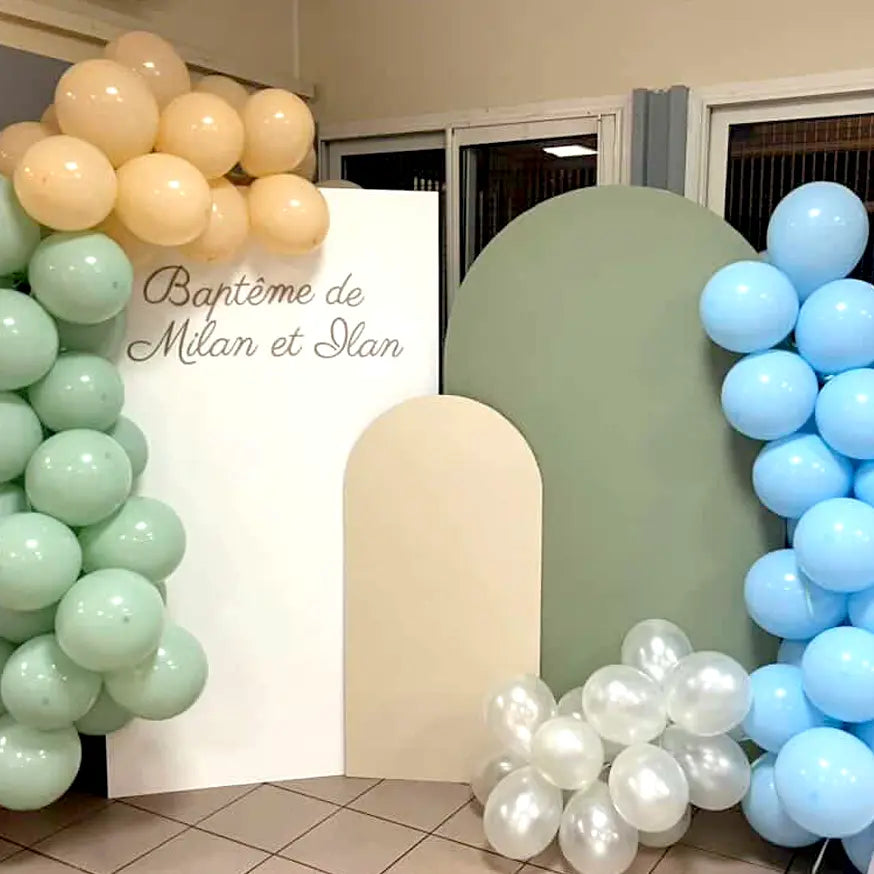 Décor événementiel pastel avec backdrop et ballons